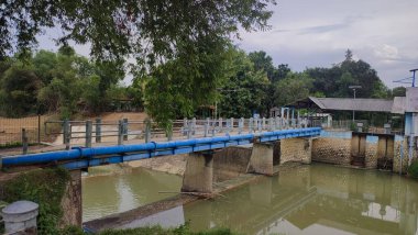Sömürgecilerin bıraktığı su deposunun üzerinde bir köprü uzanıyor.