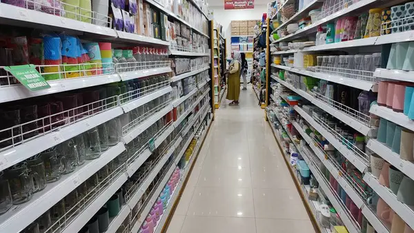 Çeşitli mallarla dolu bir markette koridor.