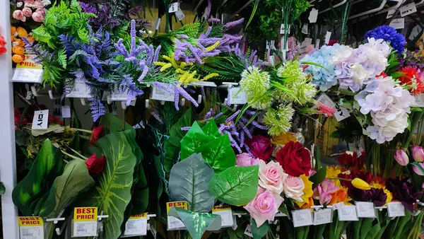 Süpermarkette içinde alışveriş malzemeleri olan raflar.