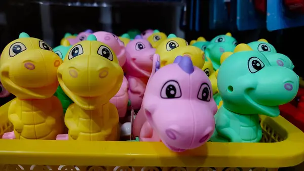 Plastikten yapılmış oyuncaklar raflarda düzgünce düzenlenir.