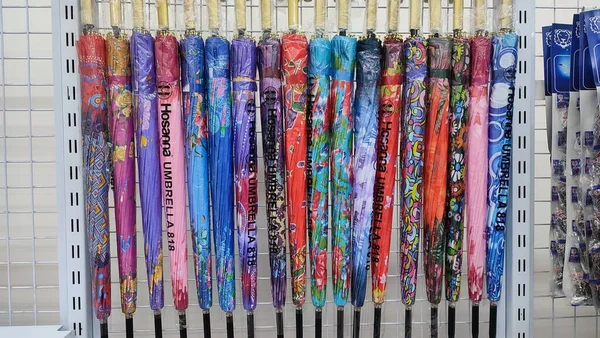 Süpermarkette içinde alışveriş malzemeleri olan raflar.