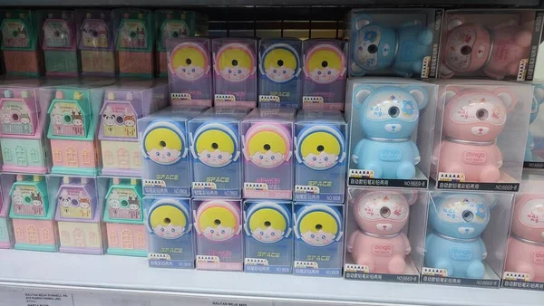 Süpermarkette içinde alışveriş malzemeleri olan raflar.