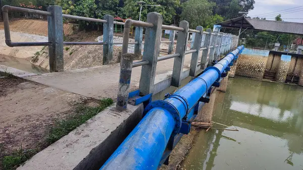 Sömürgecilerin bıraktığı su deposunun üzerinde bir köprü uzanıyor.