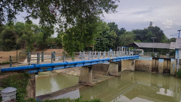 Sömürgecilerin bıraktığı su deposunun üzerinde bir köprü uzanıyor.
