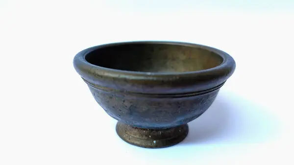 Pirinçten yapılmış bir çıngırak ve kase