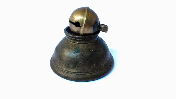 Pirinçten yapılmış bir çıngırak ve kase