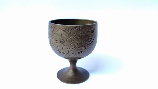 Kadehler ve kadehler, önce gelenlerin bıraktıklarından.