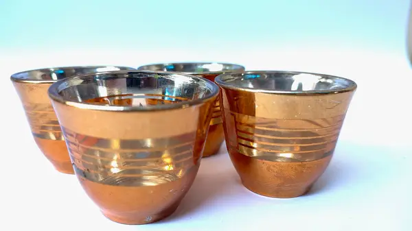 Altın sarısı cam bardak, içecekler için bardak..