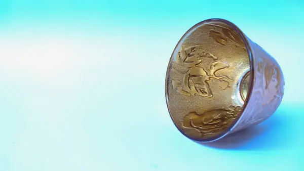 Altın sarısı cam bardak, içecekler için bardak..