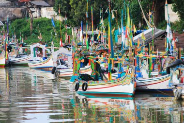 Tamberu Pamekasan Madura 'da balıkçı limanı. Burası Madura Adası 'nı ziyaret etmek için ideal ve harika bir yer.