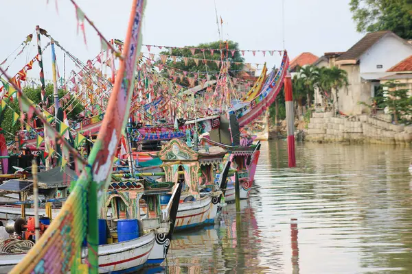 Tamberu Pamekasan Madura 'da balıkçı limanı. Burası Madura Adası 'nı ziyaret etmek için ideal ve harika bir yer.