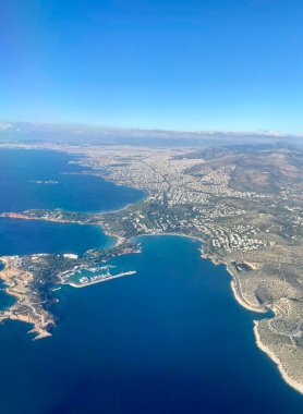 Atina şehrinin uçak penceresinden çarpıcı bir manzara! Yunanistan! İnanılmaz bir fotoğraf. Akdeniz 'de. Yunanistan 'a Seyahat! 