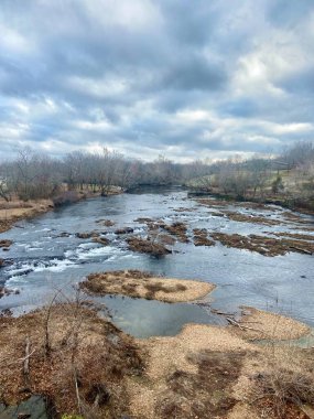 Amerikan doğası! Parkta bir yürüyüş! Güzel bir nehir ve bulutlu bir gün!