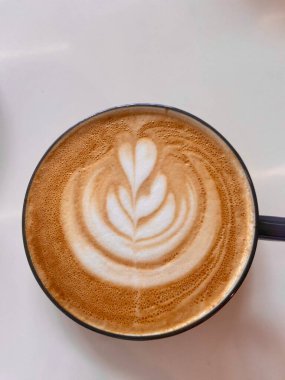 Güzel bir kalp desenli kahve fincanı.