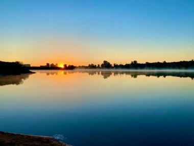 Nehirde şafak vakti! Gökyüzü açık! Yaz doğası! Balık tutmak için güzel bir sabah 