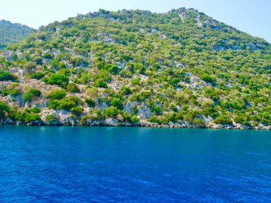 Ağaçlı bir ada! Göz kamaştırıcı mavi Akdeniz. Akdeniz! Akdeniz! Türkiye 'nin güzelliği