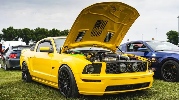 Sarı Mustang GT kapüşonu 