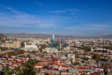 Tiflis şehrinin yukarısında, eski ve yeni Gürcü binaları, popüler simgeler. Gürcistan 'ın eski bir bölgesi