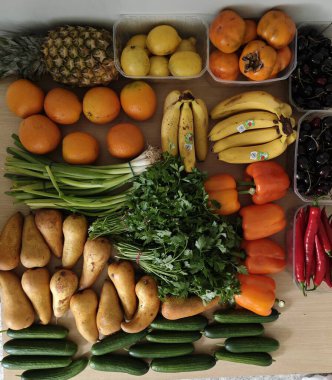 Yaz ve çeşitli meyve ve sebzeler. Yazın tadı ve renkleri. Fotoğraf 3