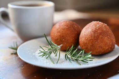 Ev yapımı kızarmış çörek, altın ve gevrek, biraz şeker ve taze biberiyeyle sıcak servis ediliyor. Kahvaltıda, kahvaltıda, kahvaltıda ya da ikindi yemeğinde harika olur..