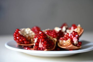 Antioksidan ve vitamin açısından zengin taze nar parçaları sağlıklı bir yaşam tarzı, fitness diyeti veya egzersiz sonrası iyileşme için mükemmel bir atıştırmalık..