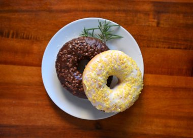 Bir tabakta iki lezzetli çörek, sıcak bir kafe anı için mükemmel. Dostça sohbetler ve rahatlatıcı kahve molaları sırasında eğlenmek için tatlı bir ziyafet..