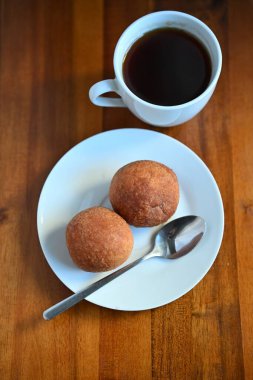 Sade kahve ve çöreklerle sıcak bir kafe sahnesi, bir kahve dükkanında personel molası ya da günlük rutin görüntüler. Kafe yaşamını ya da menü görsellerini göstermek için mükemmel.