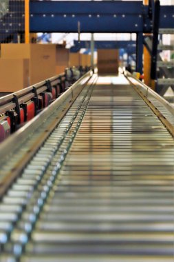 Bir lojistik deposunda taşıma bantları - ekommerce
