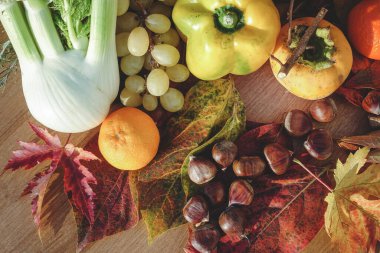 Masada taze meyveler - sonbahar kompozisyonu