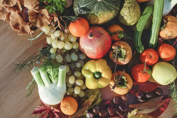 Tahta arka planda taze meyve ve sebzeler