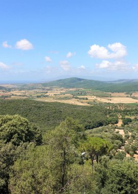 Dağ ve mavi gökyüzü olan güzel bir manzara. Toskana, İtalya