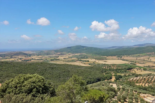 Dağların ve denizin manzarası. Maremma, Toskana, İtalya