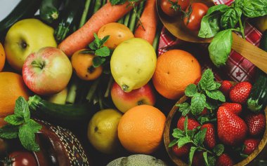 Tahta masada taze sebzeler. sağlıklı gıda ve diyet konsepti.