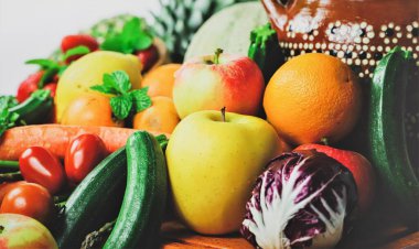 Ahşap arka planda taze sebzeler