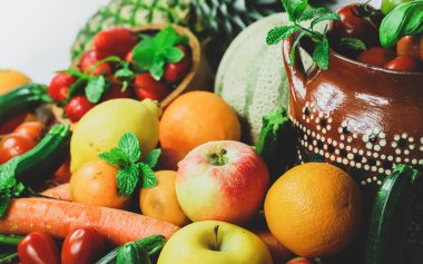 Beyaz üzerine taze meyve.