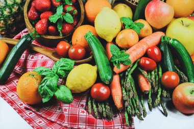 Tahta masada taze meyve ve sebze.