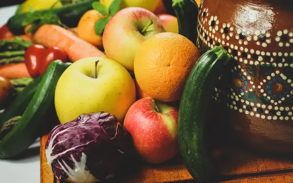 Taze meyve ve sebze içinde ahşap tepsi