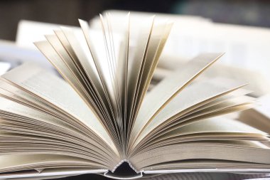 Masanın üzerinde açık kitap, eğitim konsepti