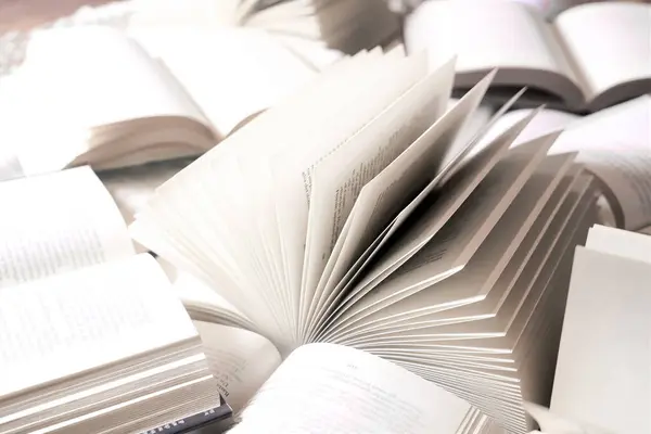 Kütüphanede bir yığın kitap