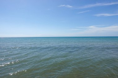 Mavi deniz ve mavi gökyüzü arka planı. Yaz denizi ve mavi gökyüzü.
