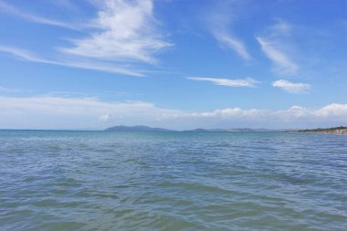 Sakin deniz. Mavi deniz ve mavi gökyüzü arkaplanı metin için kopyalama alanı ile.