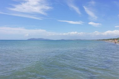 Sakin deniz. Mavi deniz ve mavi gökyüzü arkaplanı metin için kopyalama alanı ile.