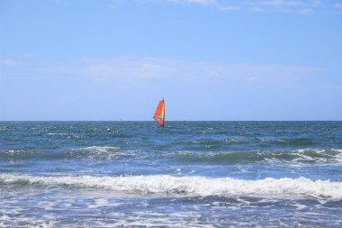 Kumsalda deniz dalgaları. Güzel deniz manzarası. Panorama. Mavi deniz ve mavi gökyüzü arka planı. Yaz denizi ve mavi gökyüzü.