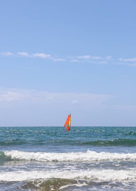 Okyanusta sörf tahtasında bir insan