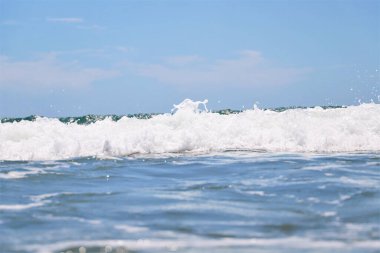 Okyanusta sörf tahtası üzerinde sörf yapan bir insan.