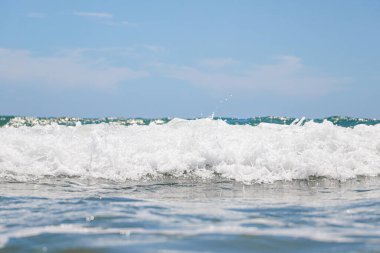 Okyanusta sörf tahtası üzerinde sörf yapan bir insan.