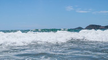 Kumsalda deniz dalgaları. Güzel deniz manzarası. Panorama. Mavi deniz ve mavi gökyüzü arka planı. Yaz denizi ve mavi gökyüzü.
