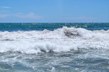 Kumsalda deniz dalgaları. Güzel deniz manzarası. Panorama. Mavi deniz ve mavi gökyüzü arka planı. Yaz denizi ve mavi gökyüzü.