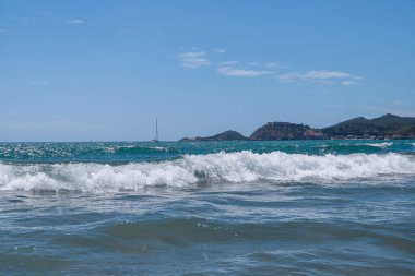 Kumsalda deniz dalgaları. Güzel deniz manzarası. Panorama. Mavi deniz ve mavi gökyüzü arka planı. Yaz denizi ve mavi gökyüzü.