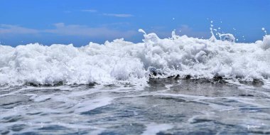 Mavi deniz ve mavi gökyüzü arka planı. Yaz denizi ve mavi gökyüzü.